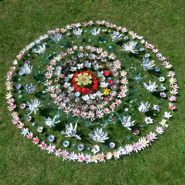 fleurs en récup, fleur en emballages, fleurs recyclés, ateliers artistiques en récupération